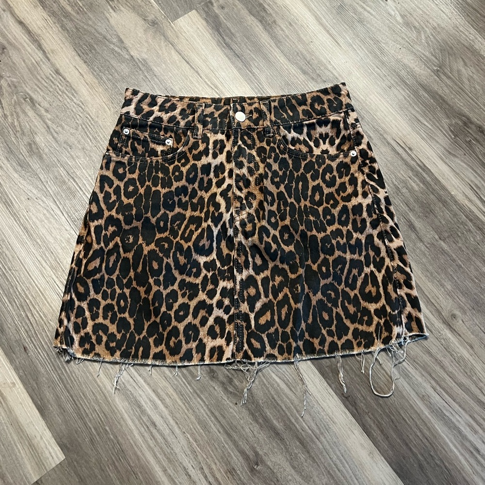 Preowned• Zara leopard raw edge women’s mini skirt